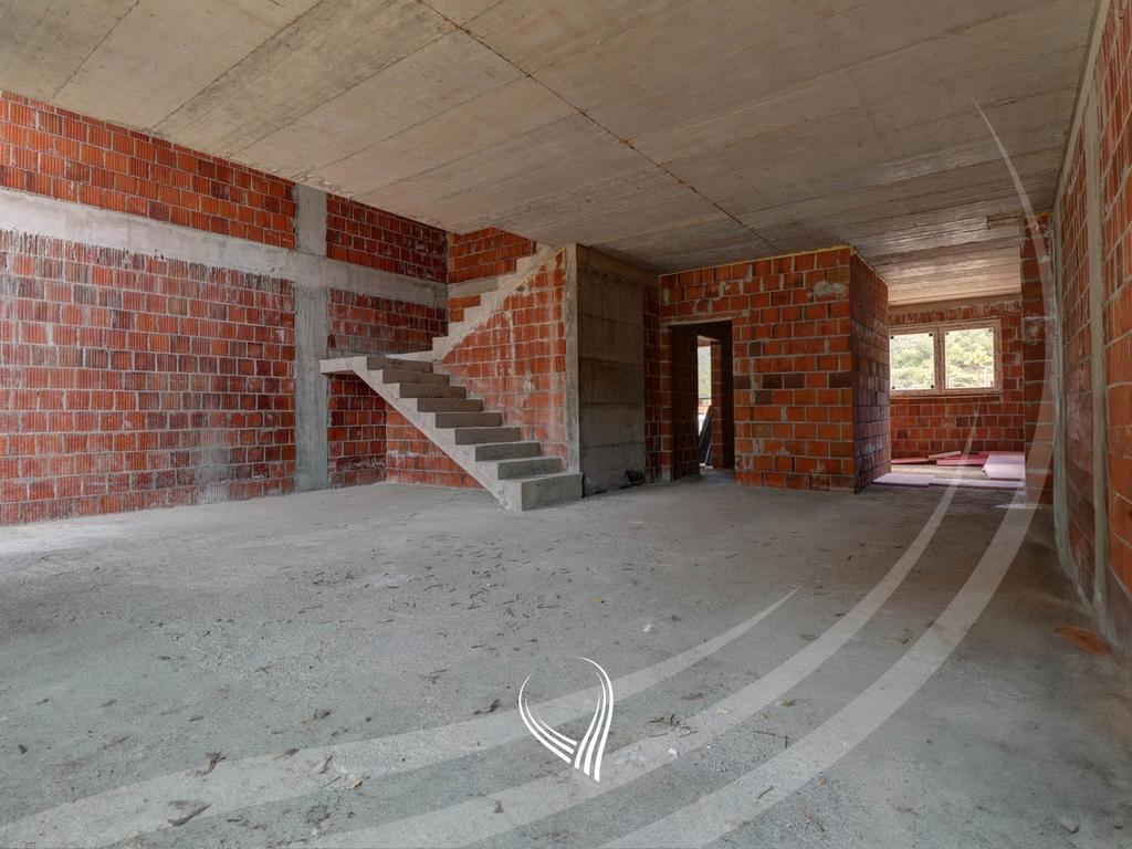 Shtëpi 322m2 në shitje në Lagjen e Gjelbërt2