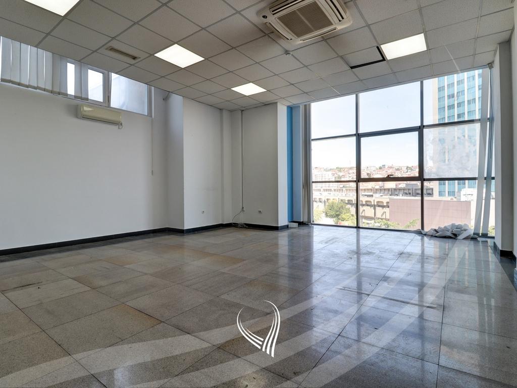 Zyre 934m2 for rent in the Pejton neighborhood13