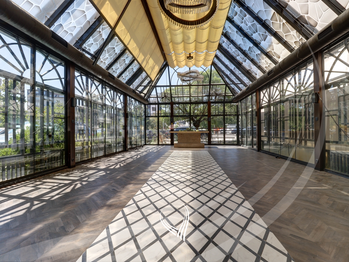 300m2 premises for rent in the Center