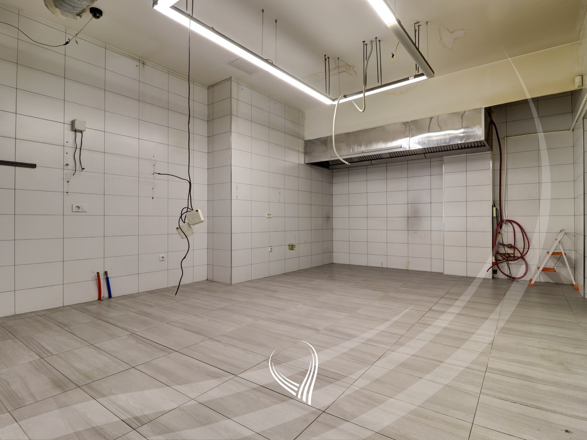 300m2 premises for rent in the Center5