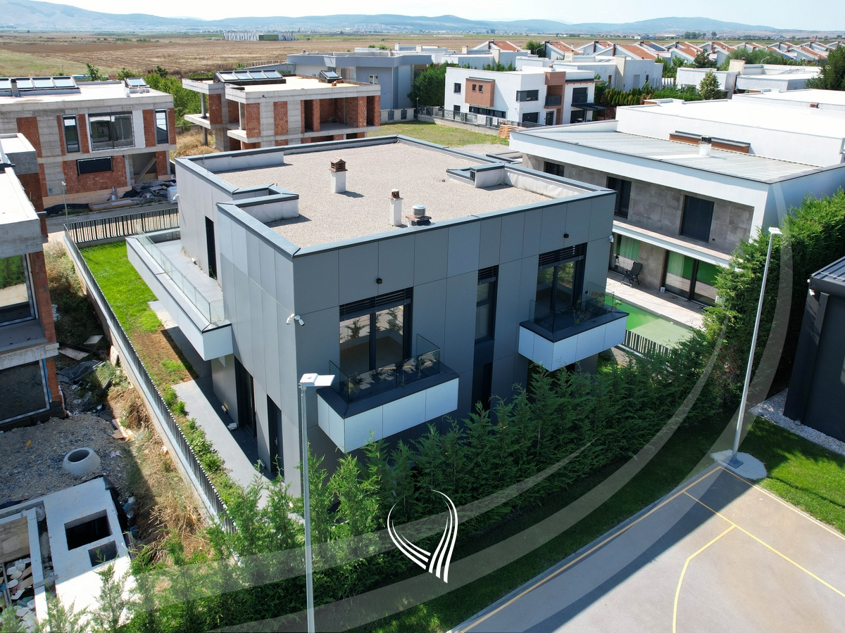 Shtëpi me 4 dhoma gjumi në shitje në Preoc – afër lagjes Marigona Residence35