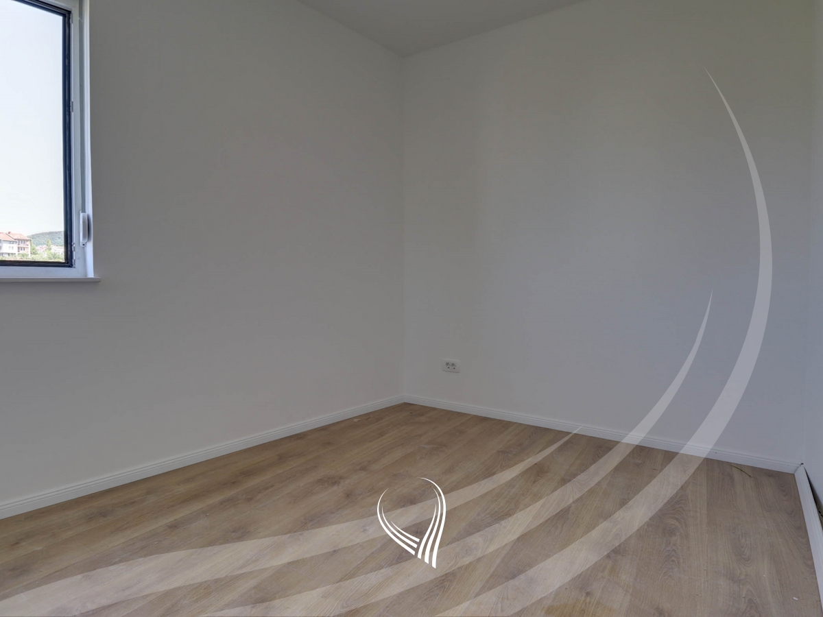 Banesë me 3 dhoma gjumi në shitje në lagjen Mati 14