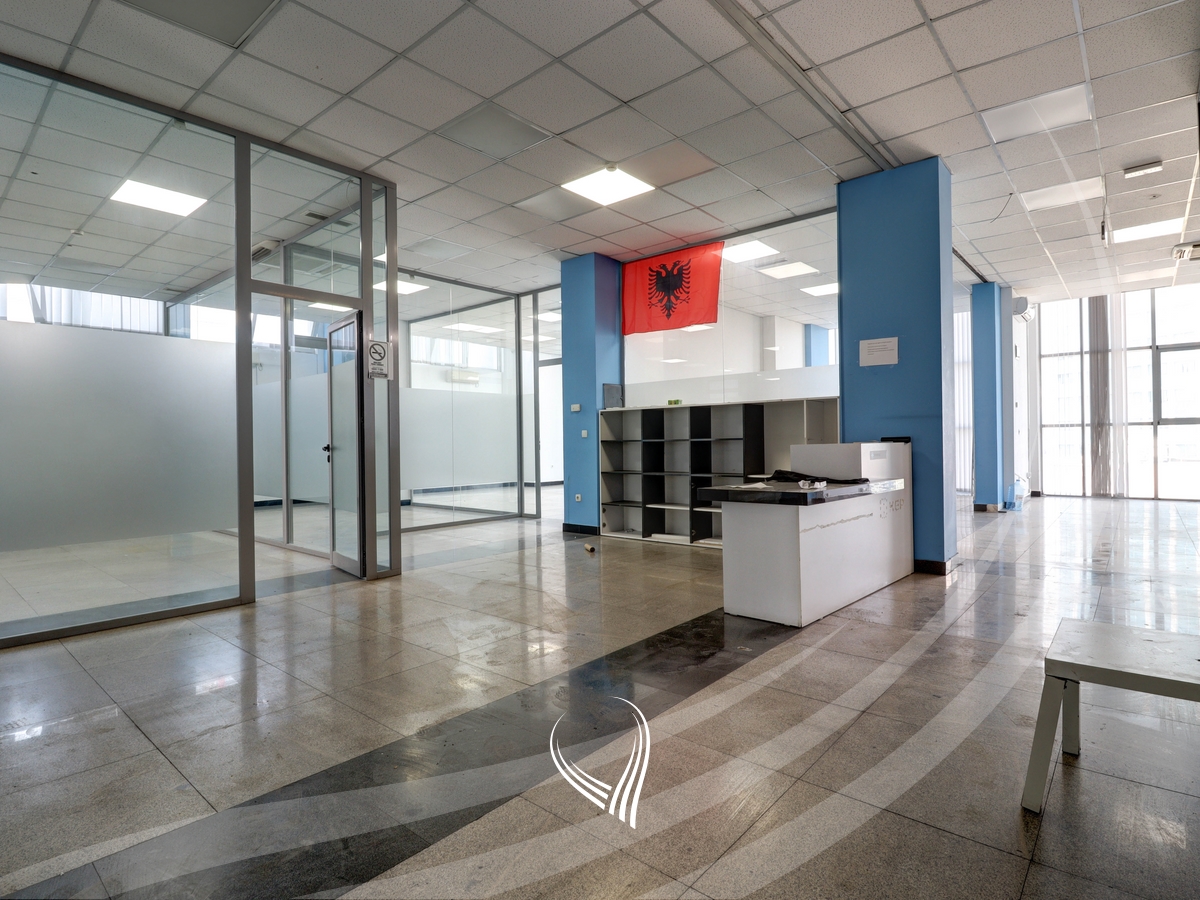 Zyre 934m2 for rent in the Pejton neighborhood4
