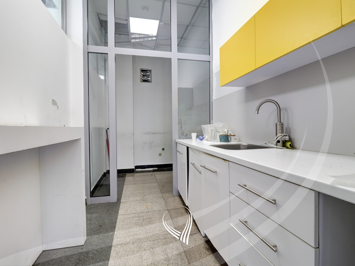 Zyre 934m2 for rent in the Pejton neighborhood19
