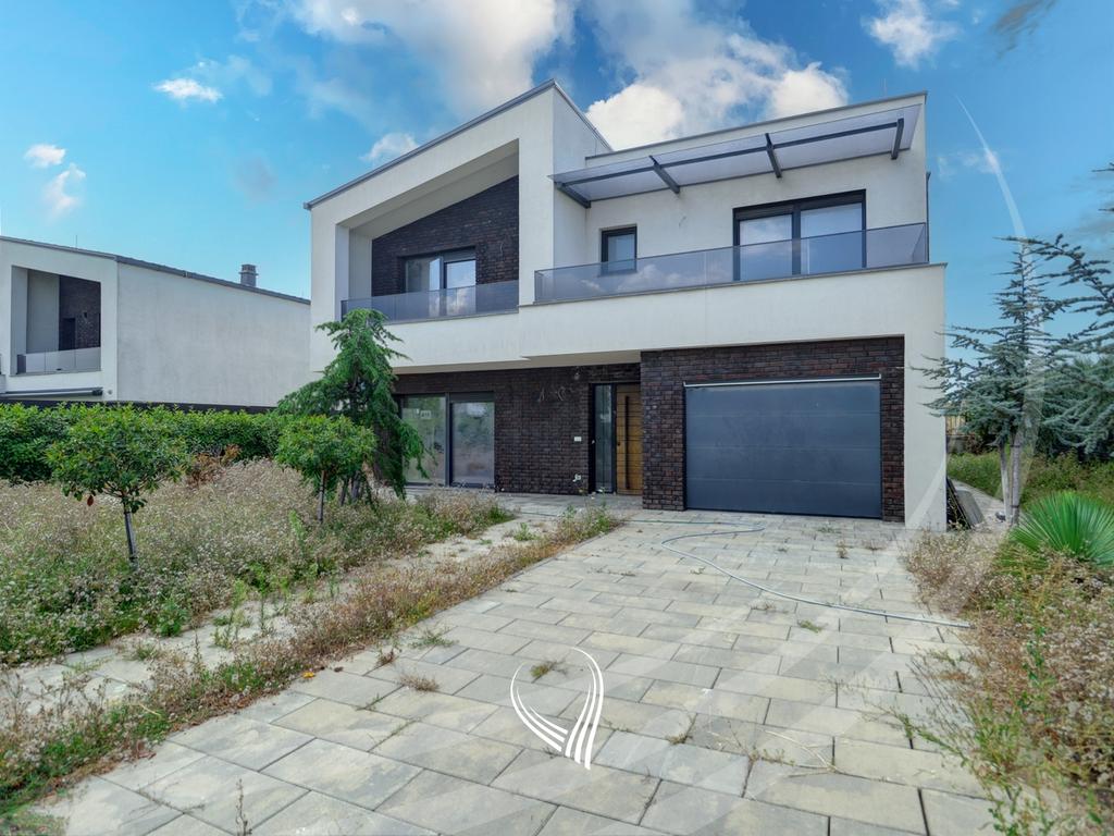 Shtëpi me 4 dhoma gjumi me qira në lagjen Priam Village