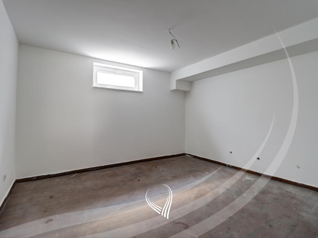 Shtëpi me 4 dhoma gjumi me qira në lagjen Priam Village18