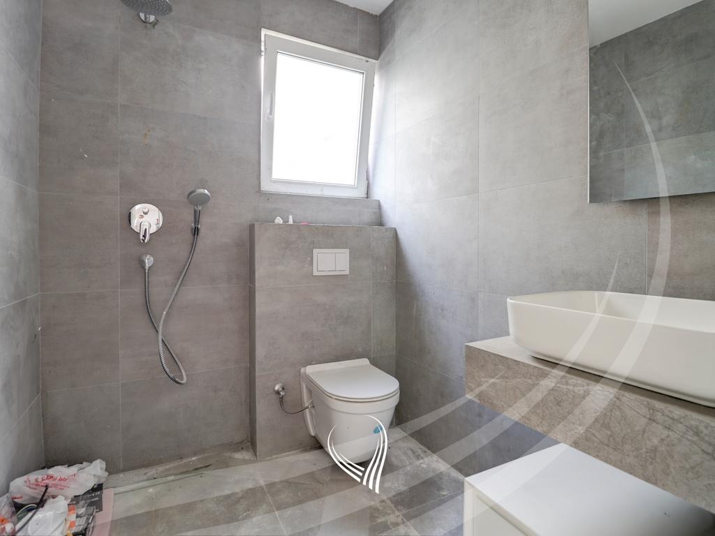 Shtëpi me 4 dhoma gjumi me qira në lagjen Priam Village22