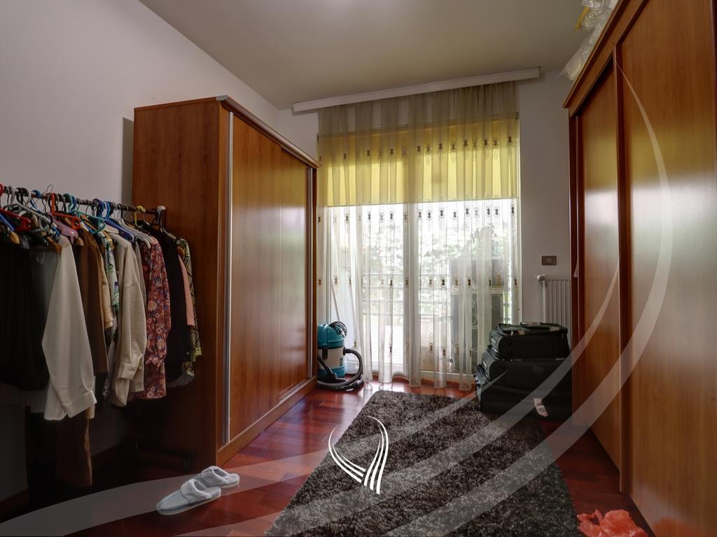 Banesë me 3 dhoma gjumi me qira në lagjen Pejton8