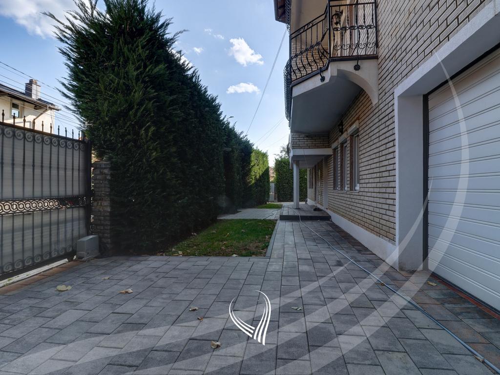 Shtëpi 410m2 në shitje në lagjen Bregu I Diellit – Lagjja e Profesorëve21
