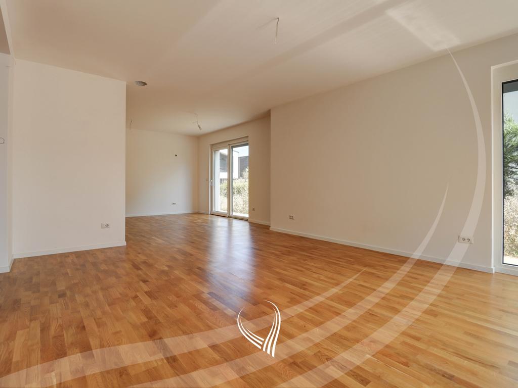 Shtëpi me 5 dhoma gjumi në shitje në lagjen Priam Village4