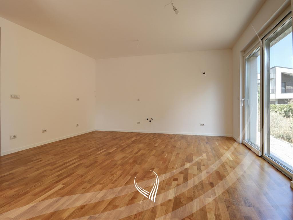 Shtëpi me 5 dhoma gjumi në shitje në lagjen Priam Village5