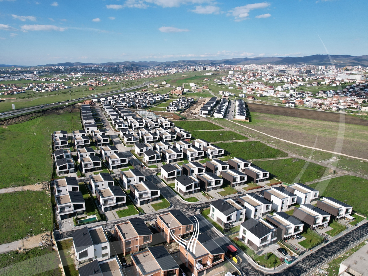 Shtëpi me 4 dhoma gjumi me qira në lagjen Priam Village24