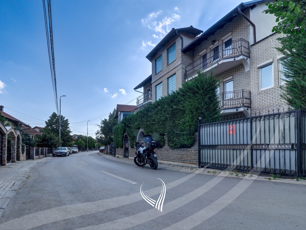Shtëpi 320m2 në shitje në lagjen Bregu I Diellit – Lagjja e Profesorëve13