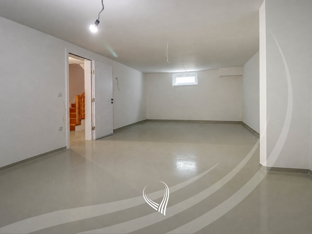 Shtëpi me 5 dhoma gjumi në shitje në lagjen Priam Village15