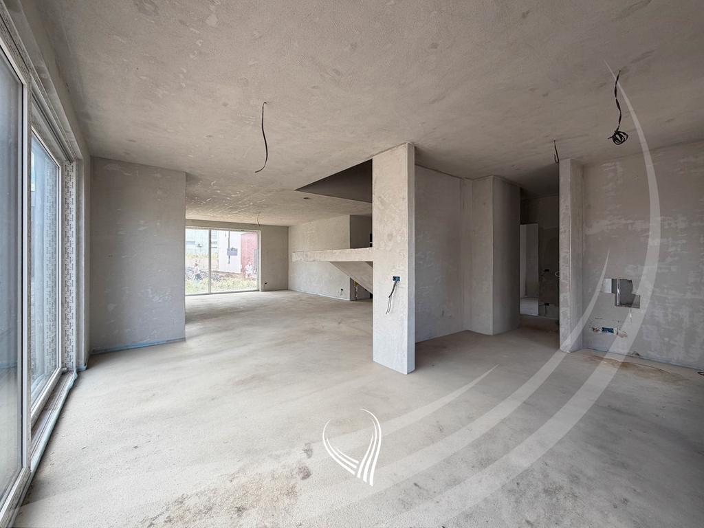 Shtëpi me 5 dhoma gjumi në shitje në lagjen Qershia – Plaza8
