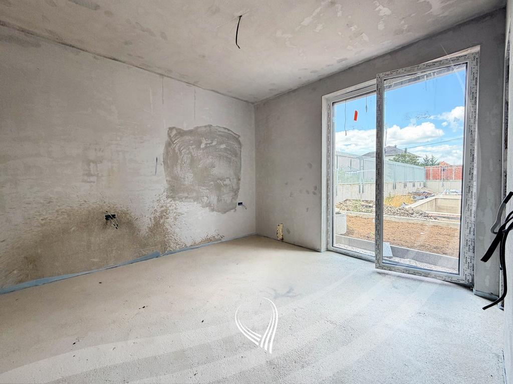 Shtëpi me 5 dhoma gjumi në shitje në lagjen Qershia – Plaza19