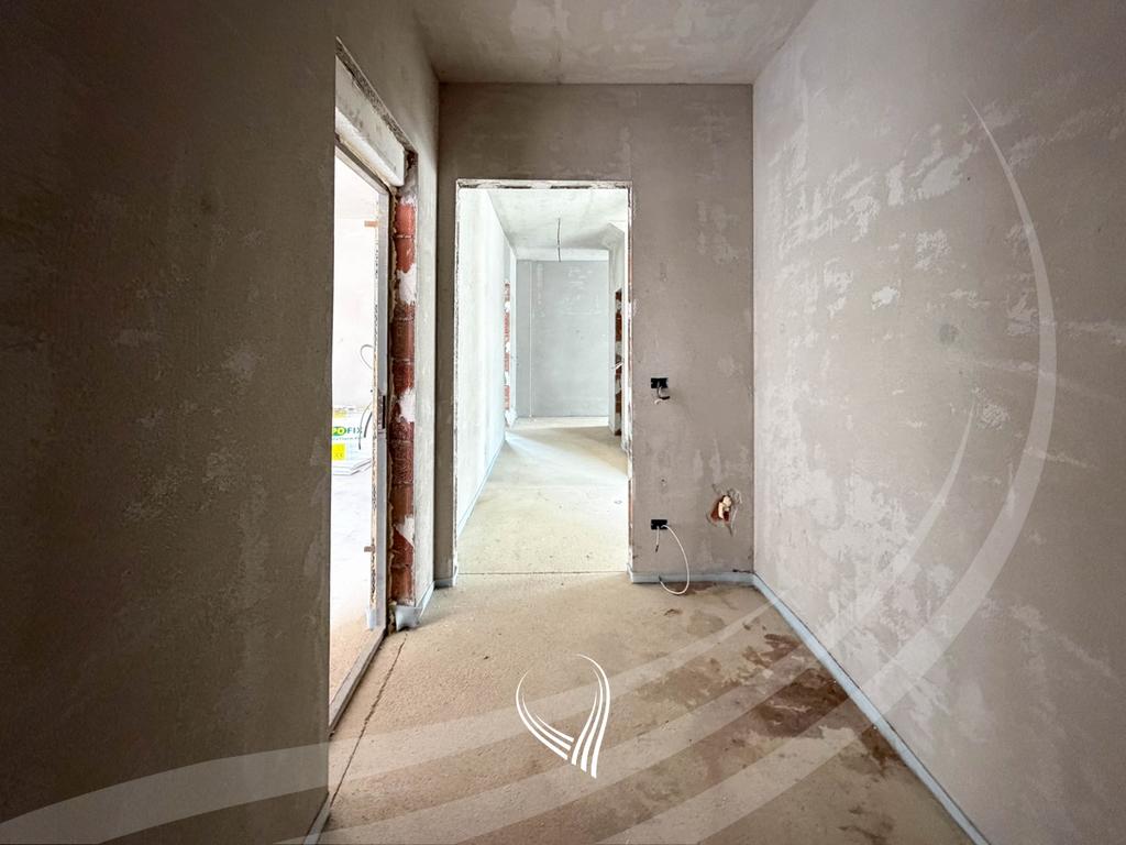 Shtëpi me 5 dhoma gjumi në shitje në lagjen Qershia – Plaza23
