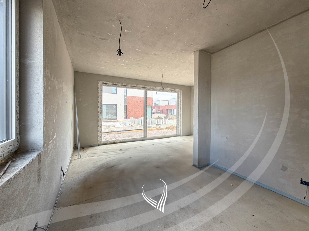 Shtëpi me 5 dhoma gjumi në shitje në lagjen Qershia – Plaza9