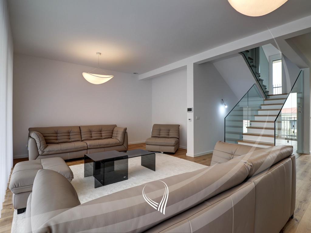 Shtëpi me 4 dhoma gjumi me qira në lagjen Marigona Hill2