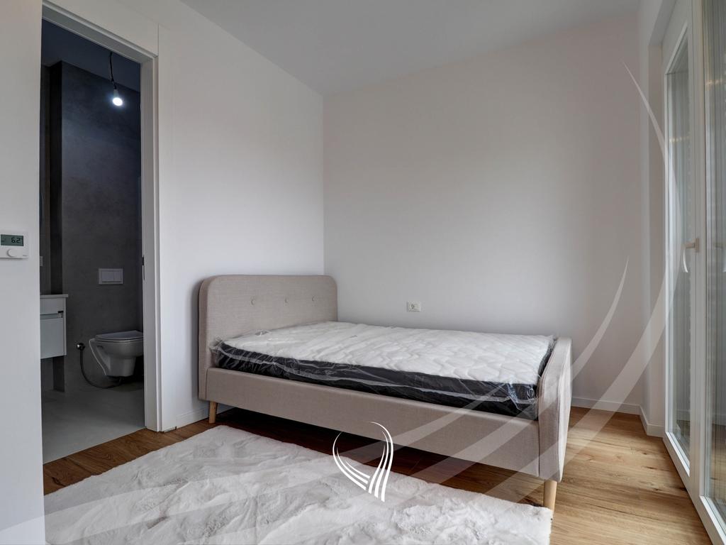 Shtëpi me 4 dhoma gjumi me qira në lagjen Marigona Hill8