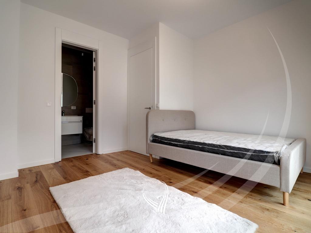 Shtëpi me 4 dhoma gjumi me qira në lagjen Marigona Hill11