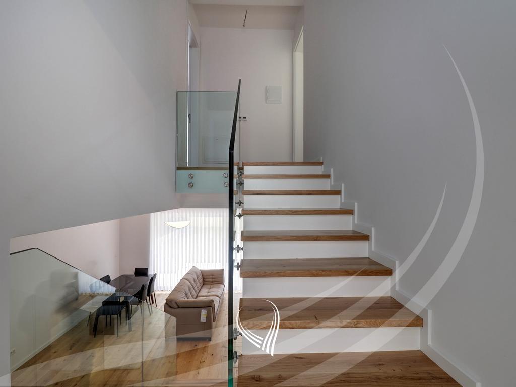 Shtëpi me 4 dhoma gjumi me qira në lagjen Marigona Hill14