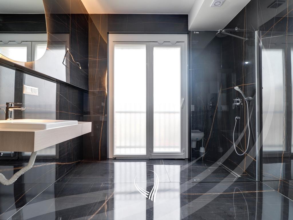 Shtëpi me 4 dhoma gjumi me qira në lagjen Marigona Hill16