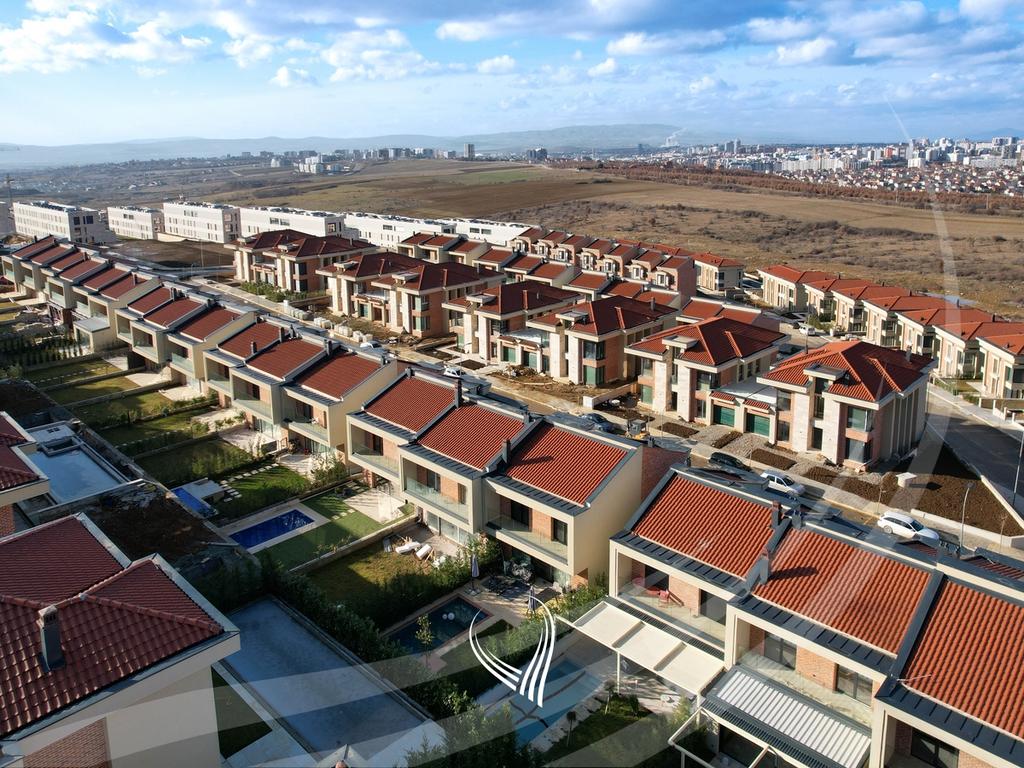 Shtëpi me 4 dhoma gjumi me qira në lagjen Marigona Hill19