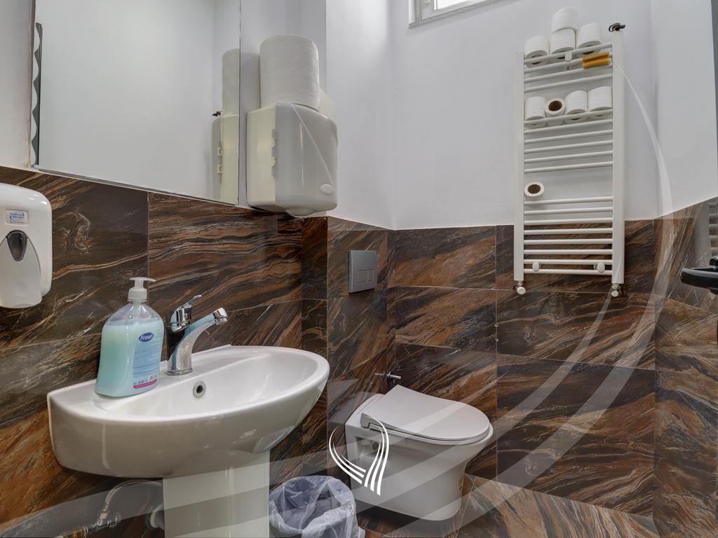 Zyre 165.4m2 me qira në lagjen Dodona9