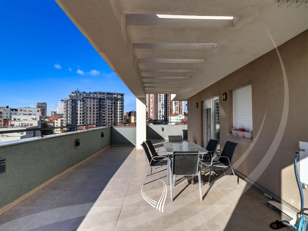 Penthouse me 3 dhoma gjumi në shitje në lagjen Mati 1 – Rruga B16