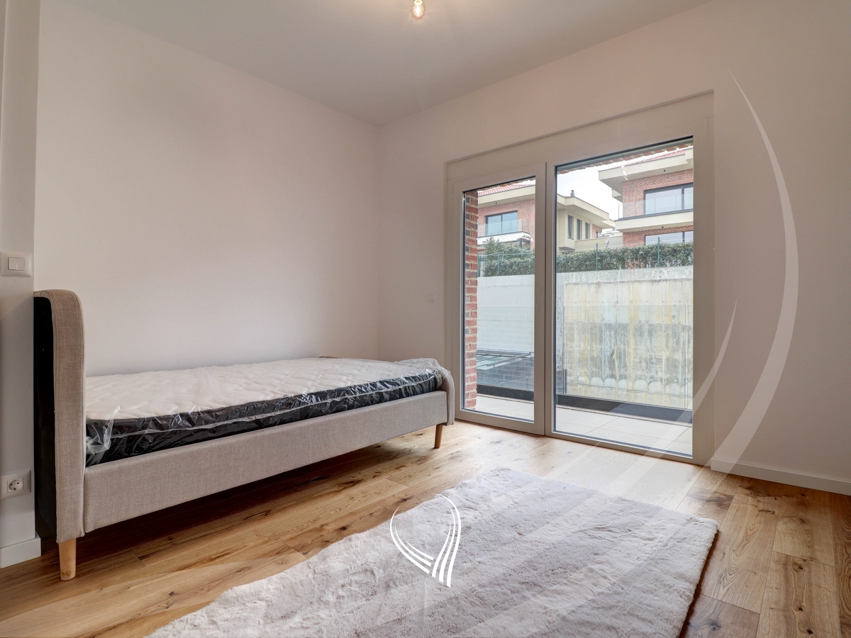 Shtëpi me 4 dhoma gjumi me qira në lagjen Marigona Hill10