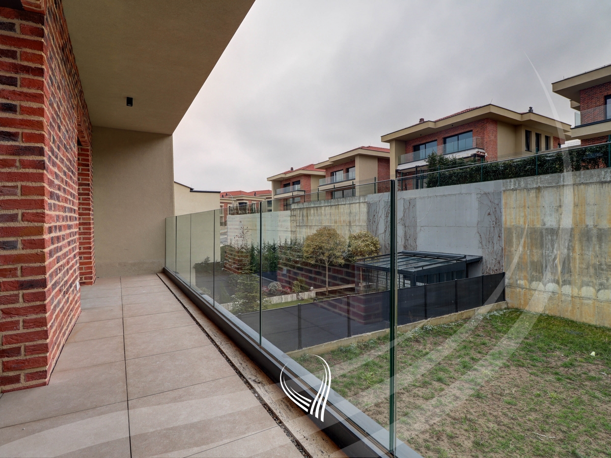 Shtëpi me 4 dhoma gjumi me qira në lagjen Marigona Hill15