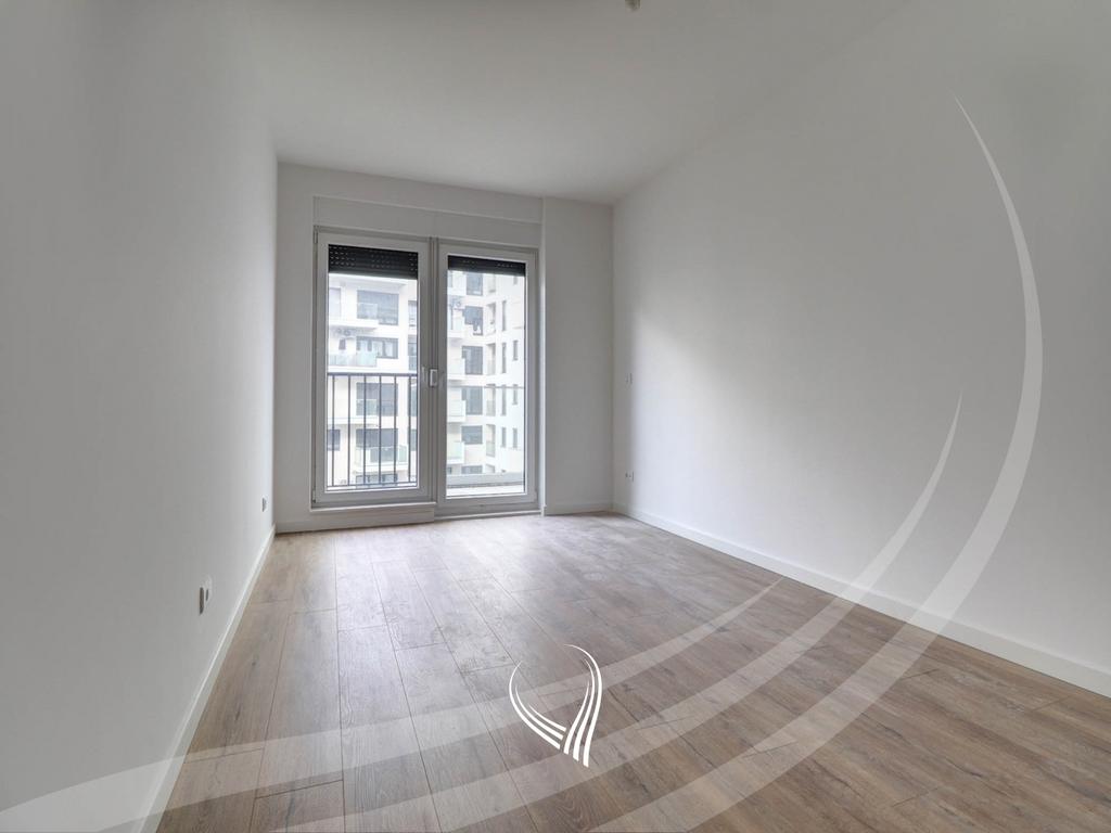 Zyre me 4 dhoma pune me qira në lagjen Mati 1 – Kodrina7