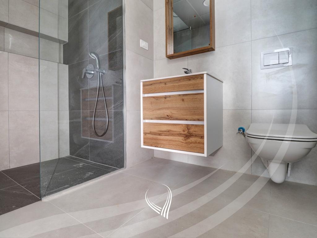 Zyre me 4 dhoma pune me qira në lagjen Mati 1 – Kodrina11