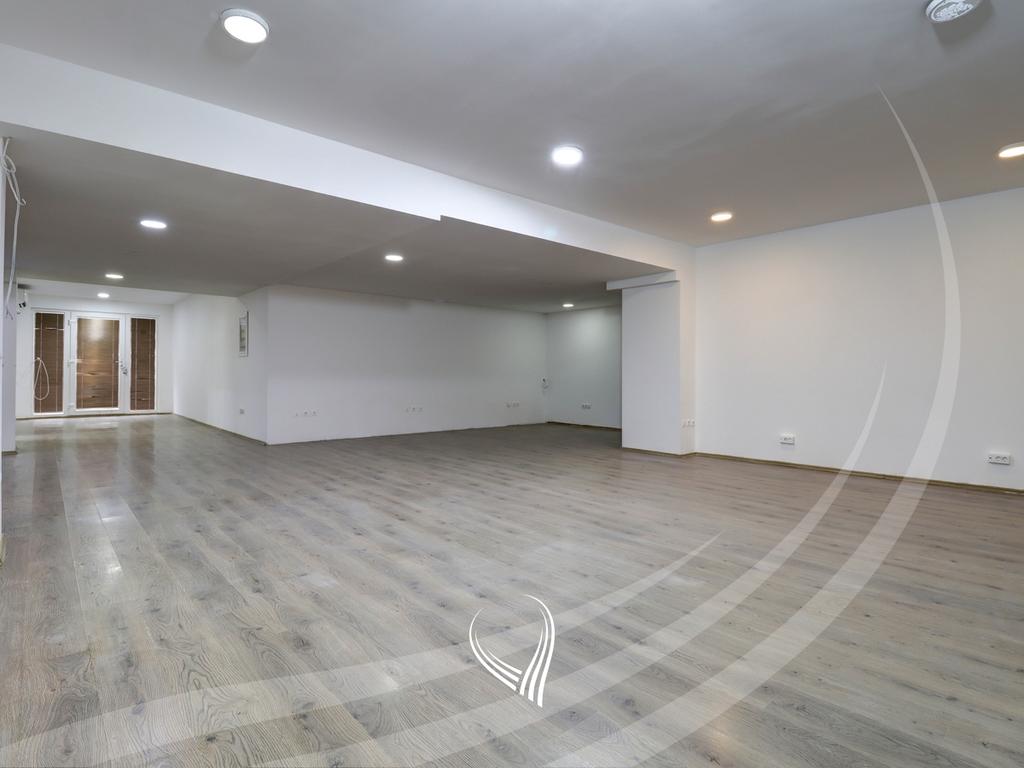 Lokal 300m2 me qira në lagjen Mati 11