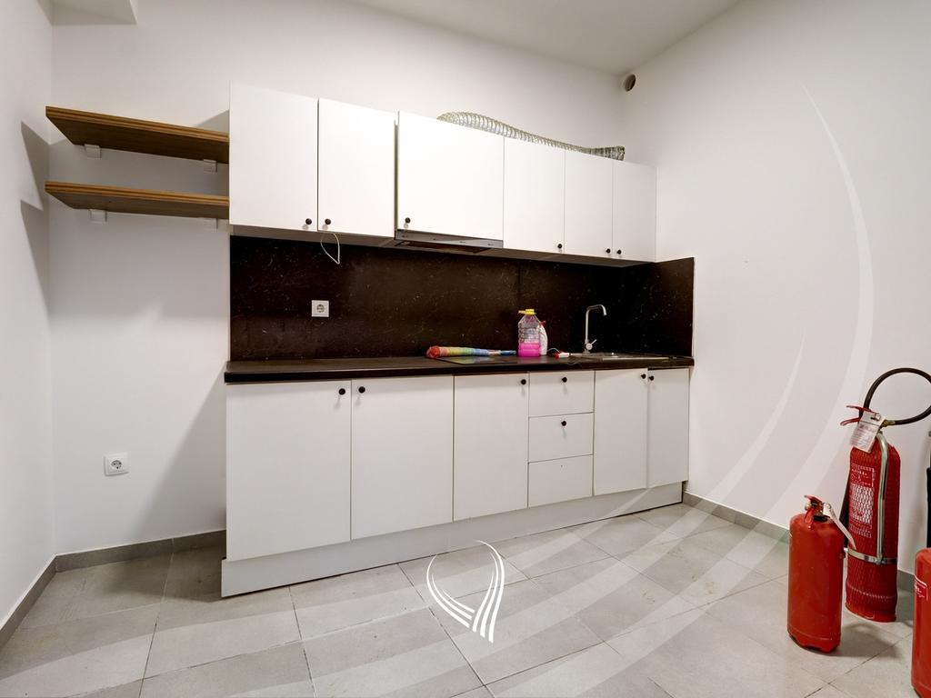 Lokal 300m2 me qira në lagjen Mati 15