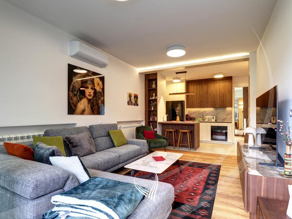 Banesë me 2 dhoma gjumi me qira në Qendër