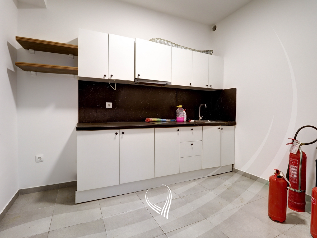 Lokal 300m2 me qira në lagjen Mati 15