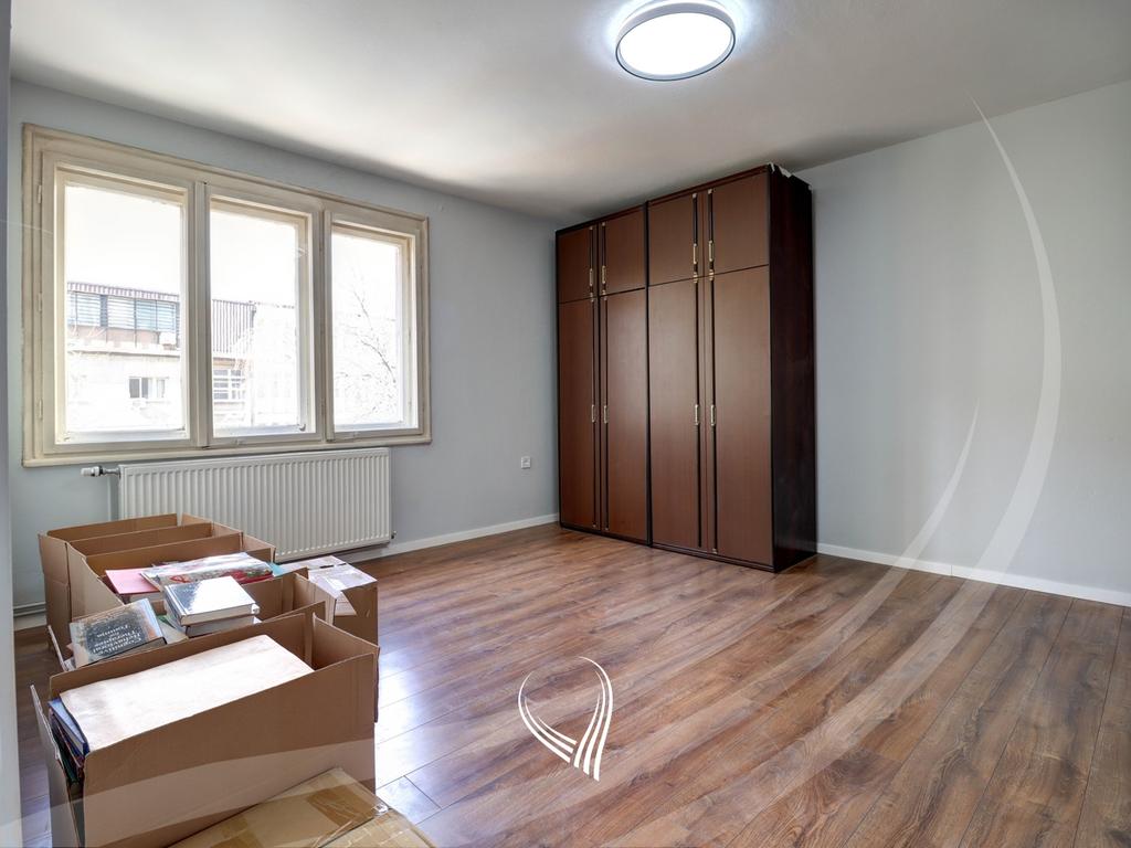 Office space with 3 rooms for rent in the Center4