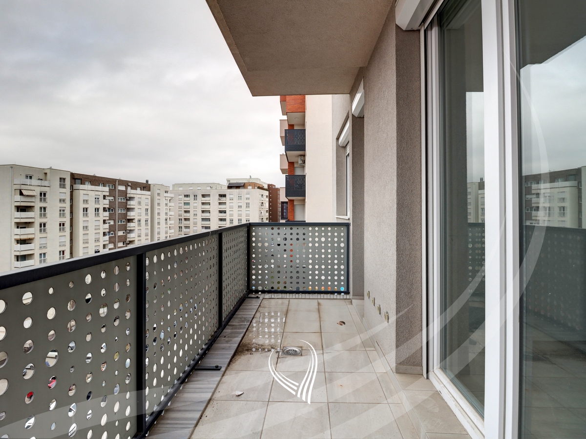 Zyre me 4 dhoma pune me qira në lagjen Mati 16