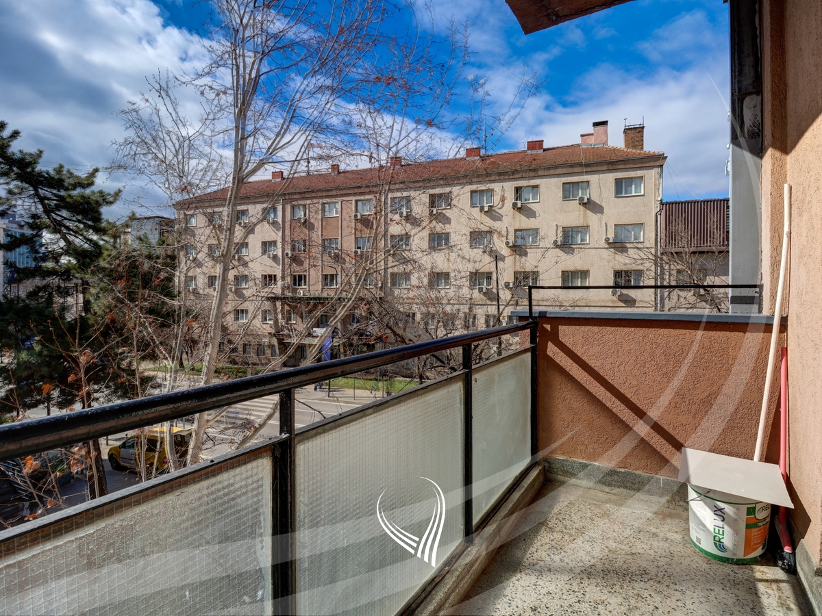 Office space with 3 rooms for rent in the Center8