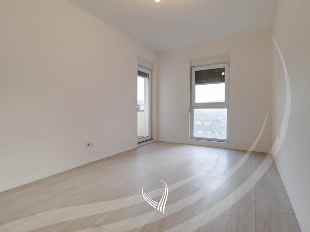 Banesë me 3 dhoma gjumi në shitje në lagjen Mati 13