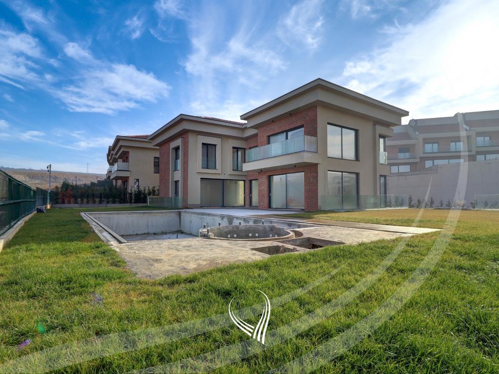 Shtëpi-Rezidencë 750m2 me qira në lagjen Marigona Hill9