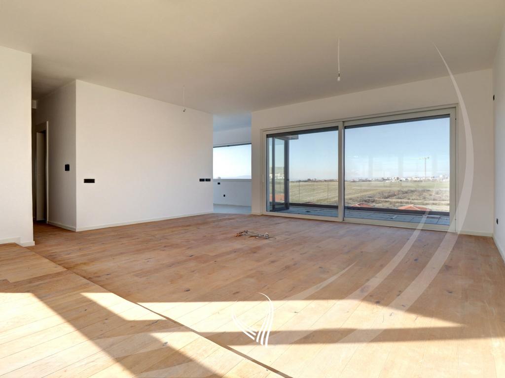 Penthouse tarracier 246.35m2 në shitje në lagjen Marigona Hill1