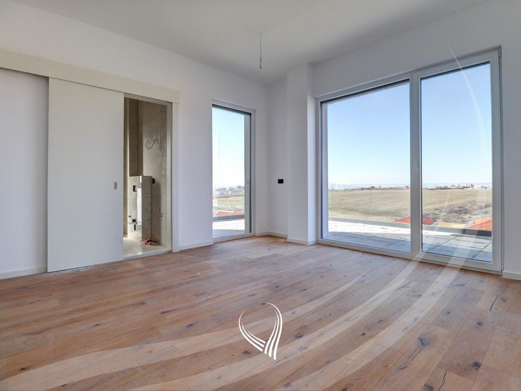 Penthouse tarracier 246.35m2 në shitje në lagjen Marigona Hill6