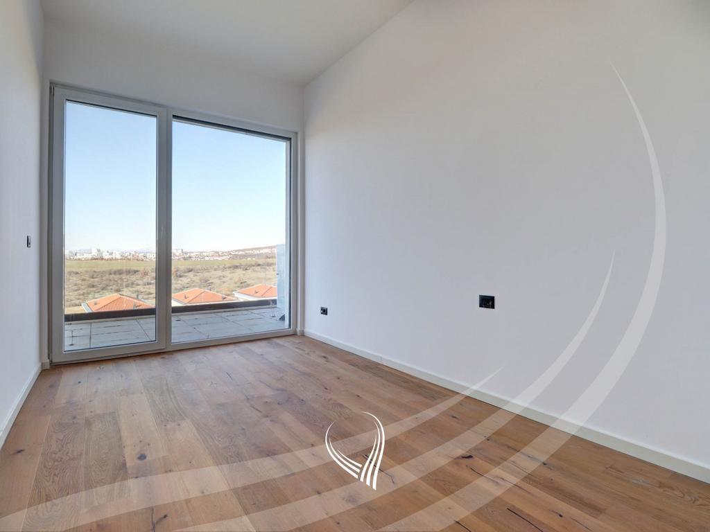 Penthouse tarracier 246.35m2 në shitje në lagjen Marigona Hill7