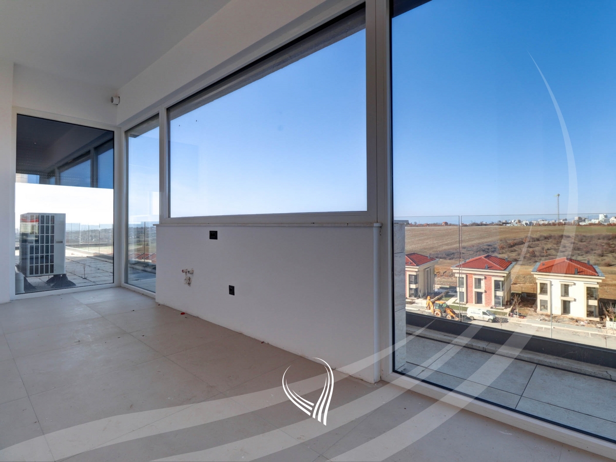Penthouse tarracier 246.35m2 në shitje në lagjen Marigona Hill5