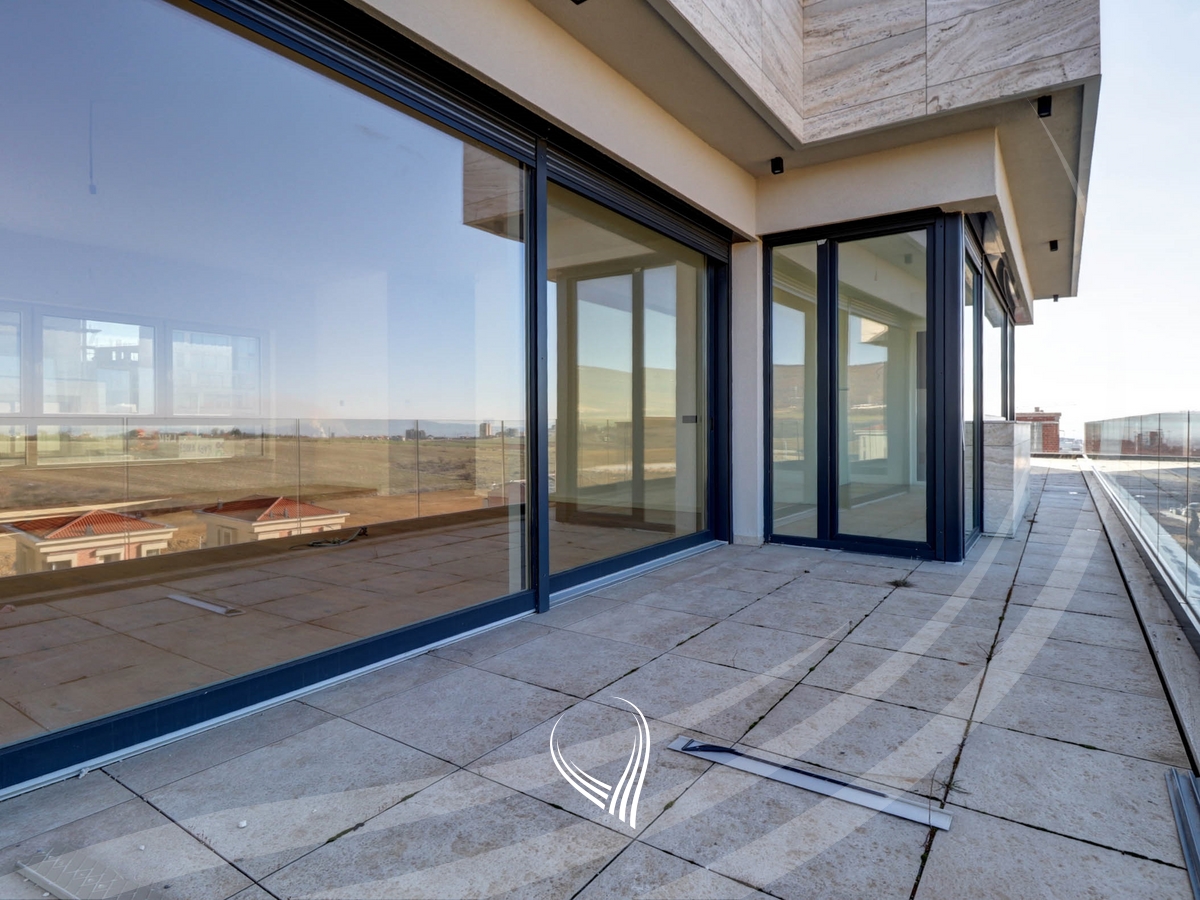 Penthouse tarracier 246.35m2 në shitje në lagjen Marigona Hill12