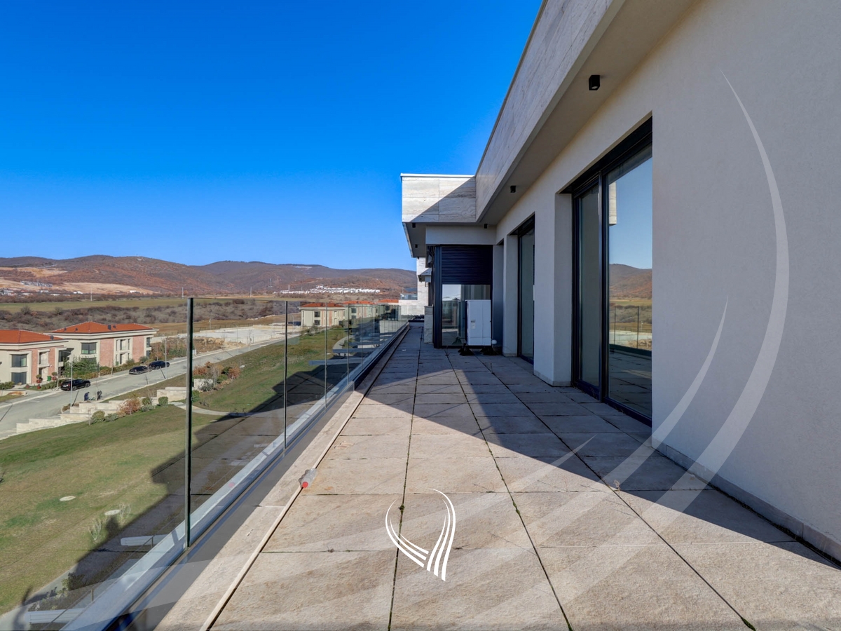 Penthouse tarracier 246.35m2 në shitje në lagjen Marigona Hill14