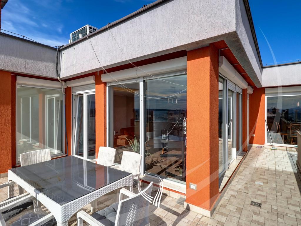 Penthouse 232m2 në shitje në lagjen Arbëria – Dragodan12